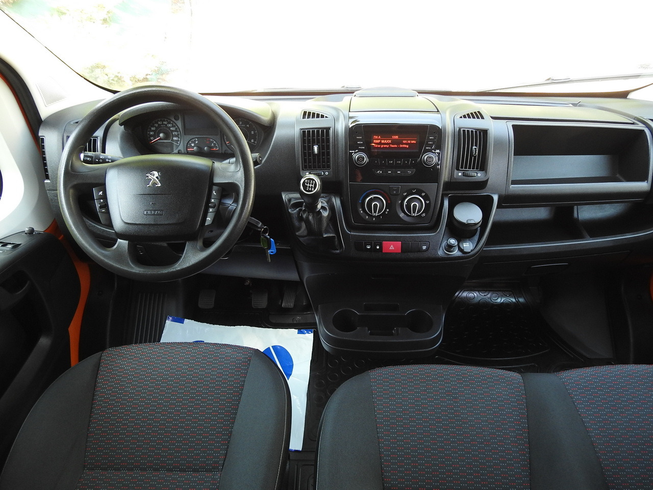 PEUGEOT BOXER BOX DELIVERY VAN 7 SEATS AIR CONDITIONING  120HP - Товарно комбе: слика 2 PEUGEOT BOXER BOX DELIVERY VAN 7 SEATS AIR CONDITIONING  120HP - Товарно комбе: слика 2