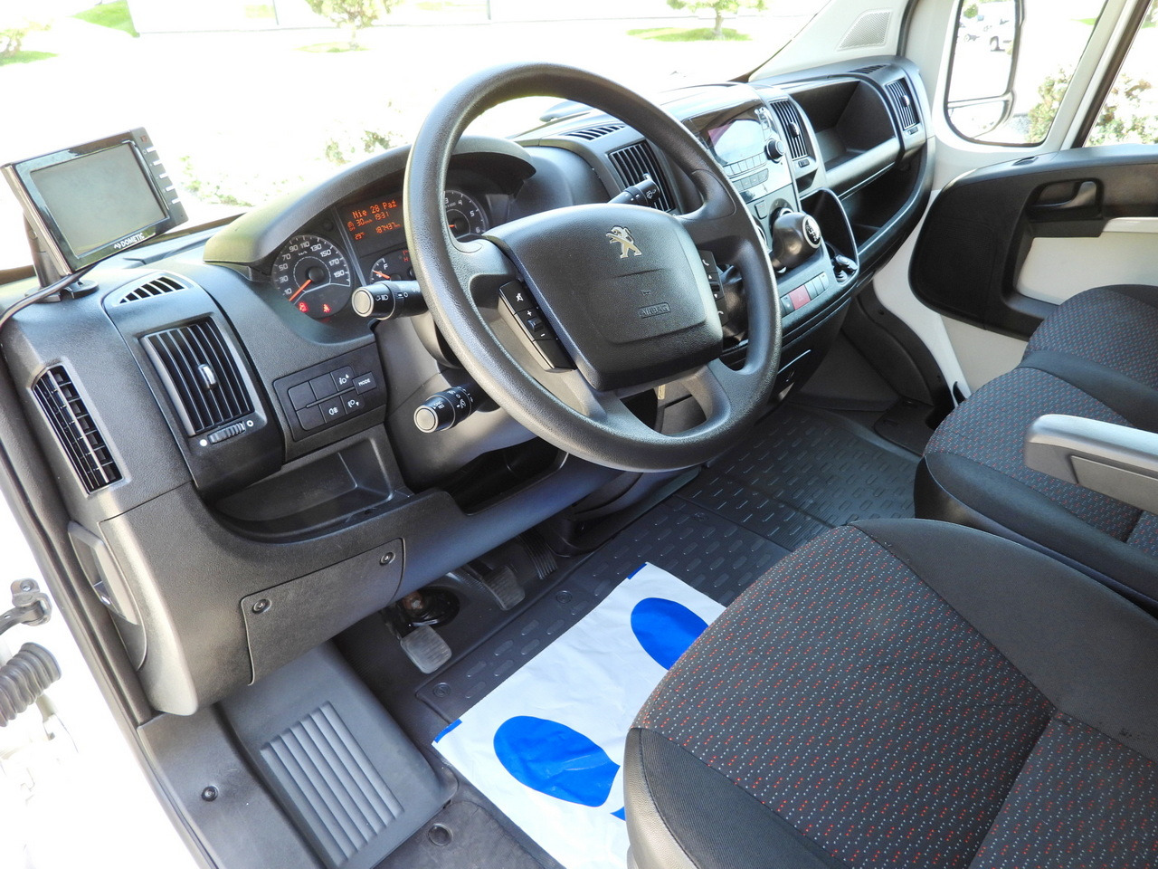 PEUGEOT BOXER BOX LIFT 8 PALLETS CRUISE CONTROL AIR CONDITIONING 130HP - Комбе фургон: слика 2 PEUGEOT BOXER BOX LIFT 8 PALLETS CRUISE CONTROL AIR CONDITIONING 130HP - Комбе фургон: слика 2