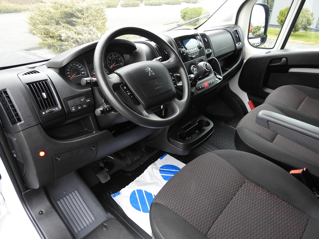 PEUGEOT BOXER BOX LIFT 8 PALLETS CRUISE CONTROL AIR CONDITIONING 140HP - Комбе фургон: слика 2 PEUGEOT BOXER BOX LIFT 8 PALLETS CRUISE CONTROL AIR CONDITIONING 140HP - Комбе фургон: слика 2