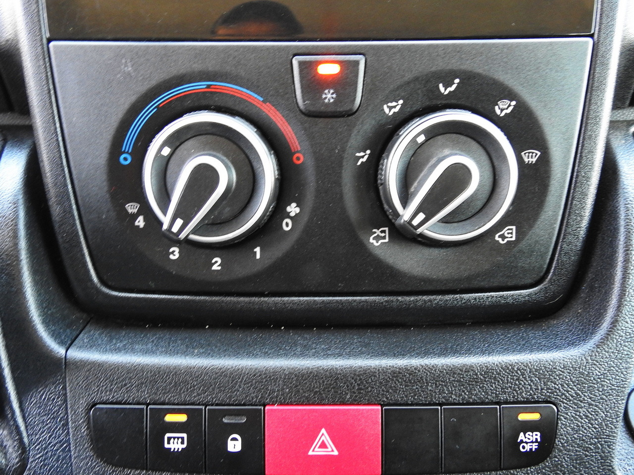 Лизинг на PEUGEOT BOXER STAKE BODY DOUBLE CABIN DOKA 7 SEATS AIR CONDITIONING 140HP PEUGEOT BOXER STAKE BODY DOUBLE CABIN DOKA 7 SEATS AIR CONDITIONING 140HP: слика 38 Лизинг на PEUGEOT BOXER STAKE BODY DOUBLE CABIN DOKA 7 SEATS AIR CONDITIONING 140HP PEUGEOT BOXER STAKE BODY DOUBLE CABIN DOKA 7 SEATS AIR CONDITIONING 140HP: слика 38