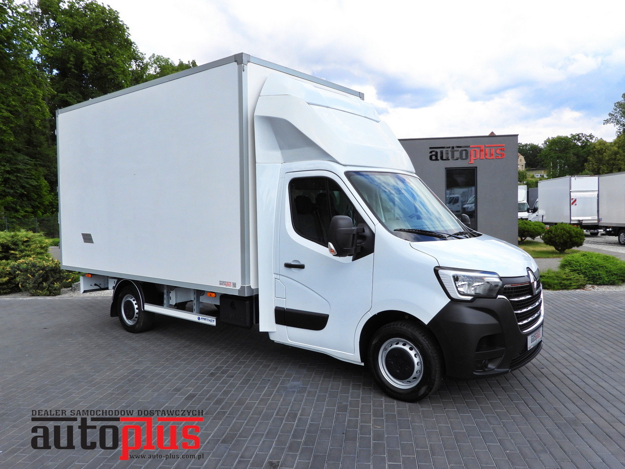 RENAULT MASTER BOX 8 PALLETS CRUISE CONTROL LED LIGHTS AIR CONDITIONING 165HP - Комбе фургон: слика 1 RENAULT MASTER BOX 8 PALLETS CRUISE CONTROL LED LIGHTS AIR CONDITIONING 165HP - Комбе фургон: слика 1