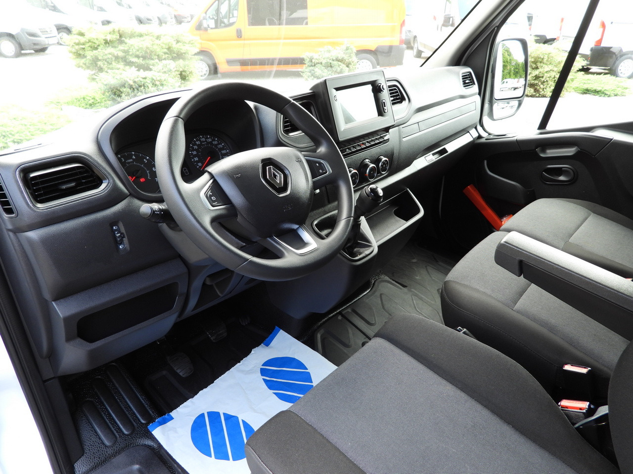 RENAULT MASTER BOX 8 PALLETS CRUISE CONTROL LED LIGHTS AIR CONDITIONING 165HP - Комбе фургон: слика 2 RENAULT MASTER BOX 8 PALLETS CRUISE CONTROL LED LIGHTS AIR CONDITIONING 165HP - Комбе фургон: слика 2