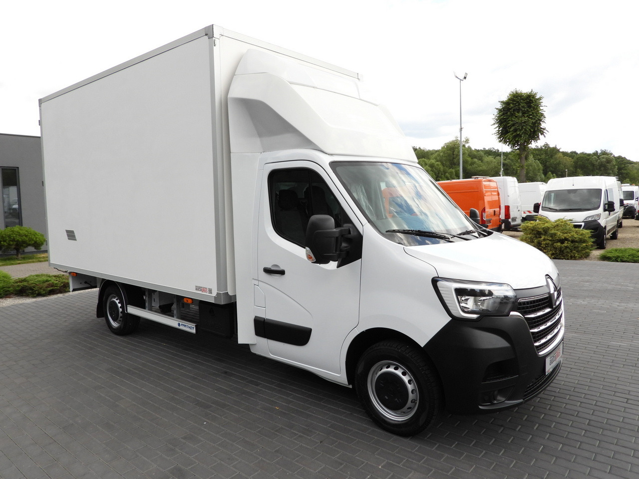 RENAULT MASTER BOX 8 PALLETS CRUISE CONTROL LED LIGHTS AIR CONDITIONING 165HP - Комбе фургон: слика 4 RENAULT MASTER BOX 8 PALLETS CRUISE CONTROL LED LIGHTS AIR CONDITIONING 165HP - Комбе фургон: слика 4