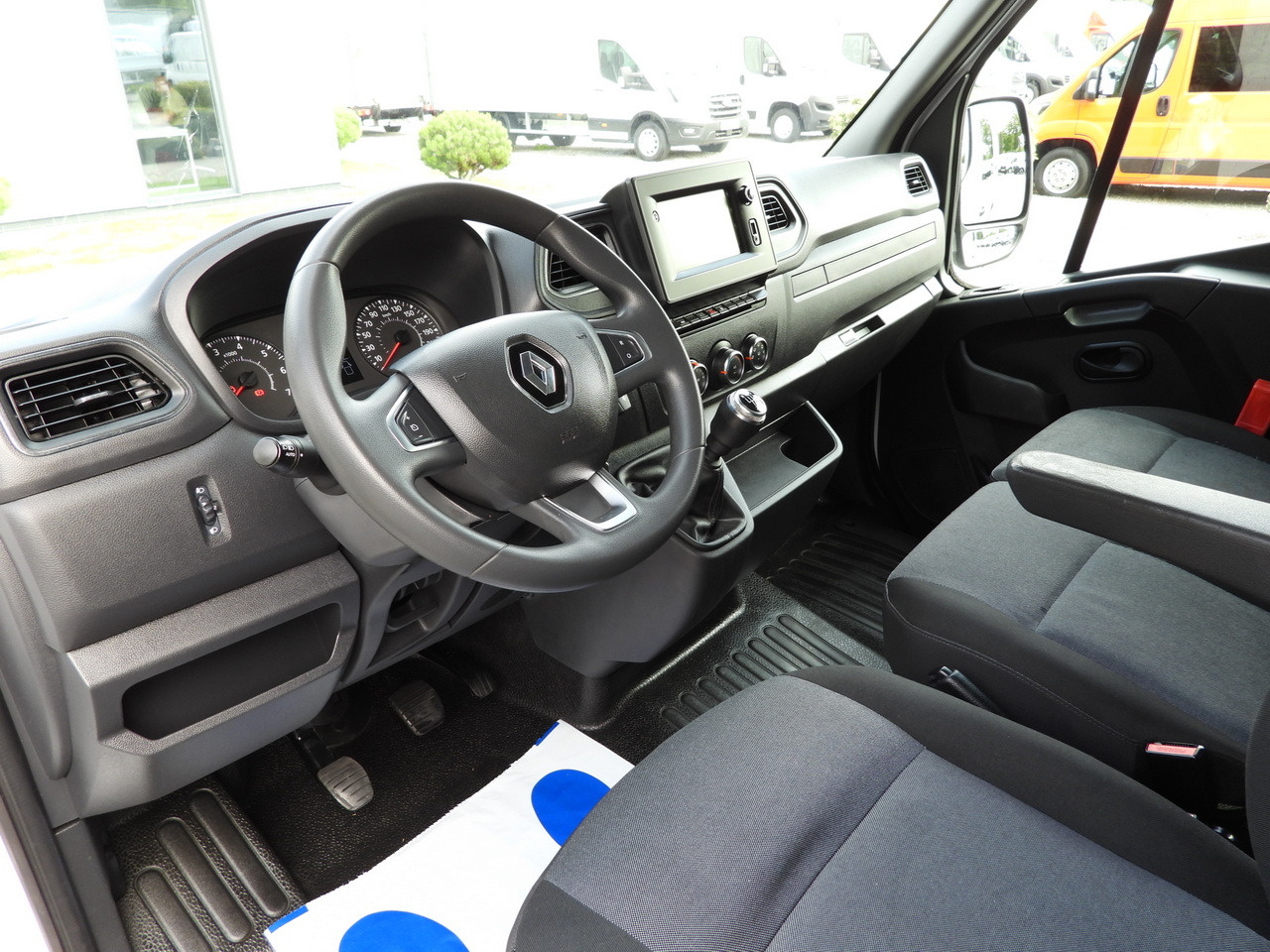 RENAULT MASTER BOX DELIVERY VAN 7 SEATS CRUISE CONTROL NAVIGATION LED LIGHTS AIR CONDITIONING 135HP - Товарно комбе: слика 2 RENAULT MASTER BOX DELIVERY VAN 7 SEATS CRUISE CONTROL NAVIGATION LED LIGHTS AIR CONDITIONING 135HP - Товарно комбе: слика 2