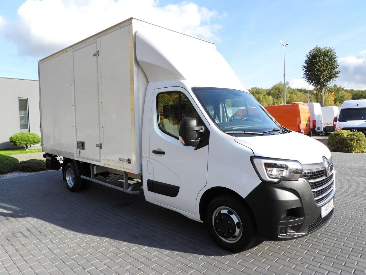 RENAULT MASTER BOX LIFT 8 PALLETS CRUISE CONTROL LED LIGHTS TWIN WHEELS AIR CONDITIONING 145HP - Комбе фургон: слика 4 RENAULT MASTER BOX LIFT 8 PALLETS CRUISE CONTROL LED LIGHTS TWIN WHEELS AIR CONDITIONING 145HP - Комбе фургон: слика 4