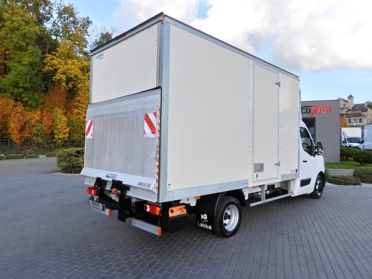 RENAULT MASTER BOX LIFT 8 PALLETS CRUISE CONTROL LED LIGHTS TWIN WHEELS AIR CONDITIONING 145HP - Комбе фургон: слика 3 RENAULT MASTER BOX LIFT 8 PALLETS CRUISE CONTROL LED LIGHTS TWIN WHEELS AIR CONDITIONING 145HP - Комбе фургон: слика 3