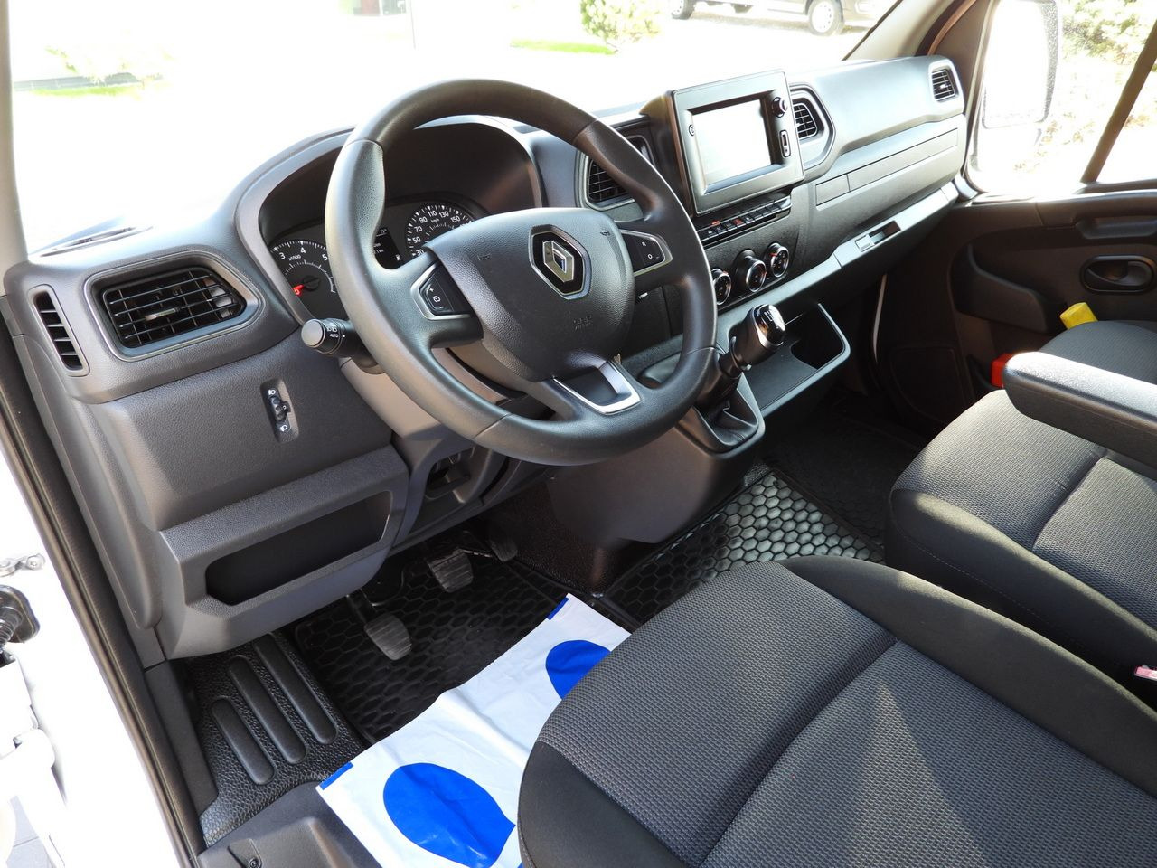 RENAULT MASTER BOX LIFT 8 PALLETS CRUISE CONTROL LED LIGHTS TWIN WHEELS AIR CONDITIONING 145HP - Комбе фургон: слика 2 RENAULT MASTER BOX LIFT 8 PALLETS CRUISE CONTROL LED LIGHTS TWIN WHEELS AIR CONDITIONING 145HP - Комбе фургон: слика 2