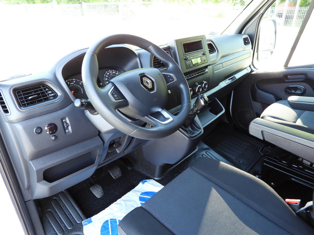 RENAULT MASTER TARPAULIN 10 PALLETS WEBASTO CRUISE CONTROL LED LIGHTS PNEUMATICS AIR CONDITIONING 165HP - Комбе со церада: слика 2 RENAULT MASTER TARPAULIN 10 PALLETS WEBASTO CRUISE CONTROL LED LIGHTS PNEUMATICS AIR CONDITIONING 165HP - Комбе со церада: слика 2