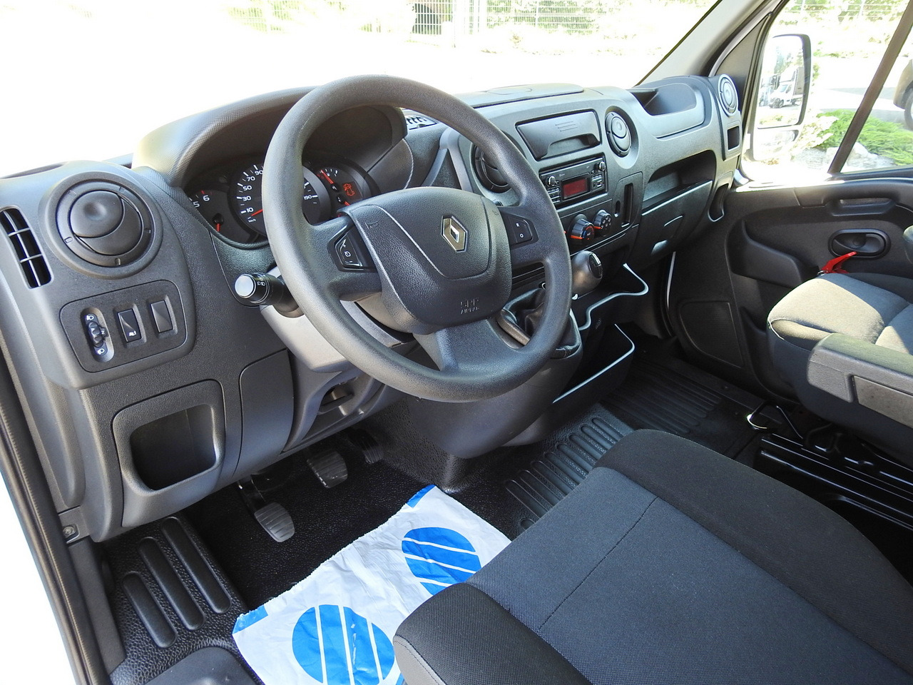 RENAULT MASTER TARPAULIN 8 PALLETS WEBASTO CRUISE CONTROL AIR CONDITIONING PNEUMATICS 170HP - Комбе со церада: слика 2 RENAULT MASTER TARPAULIN 8 PALLETS WEBASTO CRUISE CONTROL AIR CONDITIONING PNEUMATICS 170HP - Комбе со церада: слика 2