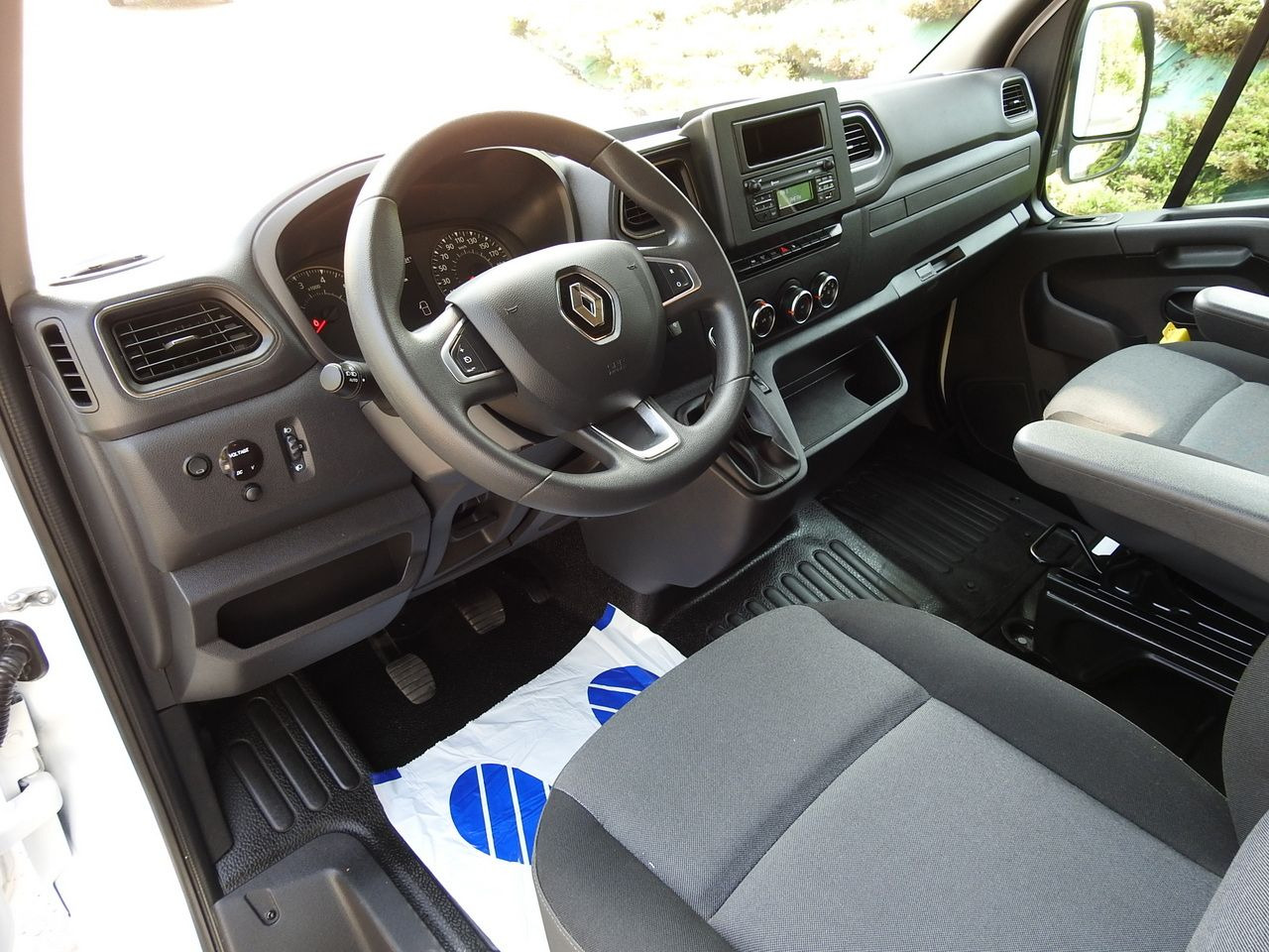 RENAULT MASTER TARPAULIN 8 PALLETS WEBASTO CRUISE CONTROL LED LIGHTS PNEUMATICS 165HP - Комбе со церада: слика 2 RENAULT MASTER TARPAULIN 8 PALLETS WEBASTO CRUISE CONTROL LED LIGHTS PNEUMATICS 165HP - Комбе со церада: слика 2