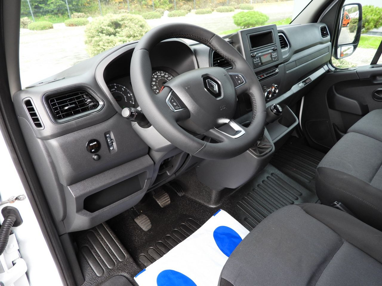 RENAULT MASTER TARPAULIN LIFT 10 PALLETS CRUISE CONTROL LED LIGHTS AIR CONDITIONING 165HP - Комбе со церада: слика 2 RENAULT MASTER TARPAULIN LIFT 10 PALLETS CRUISE CONTROL LED LIGHTS AIR CONDITIONING 165HP - Комбе со церада: слика 2