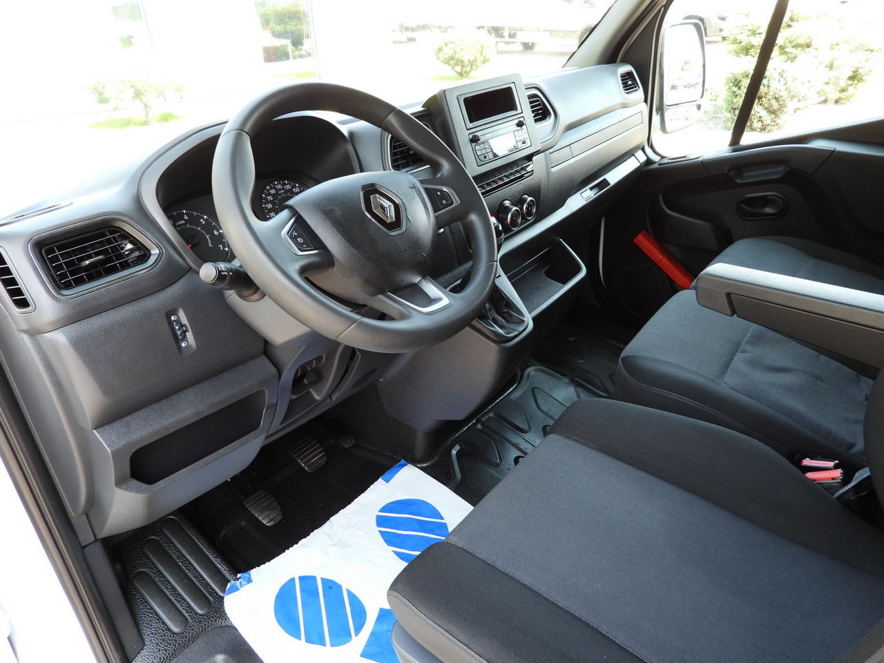 RENAULT MASTER TARPAULIN LIFT 10 PALLETS WEBASTO CRUISE CONTROL LED LIGHTS PNEUMATICS AIR CONDITIONING 165HP - Комбе со церада: слика 2 RENAULT MASTER TARPAULIN LIFT 10 PALLETS WEBASTO CRUISE CONTROL LED LIGHTS PNEUMATICS AIR CONDITIONING 165HP - Комбе со церада: слика 2