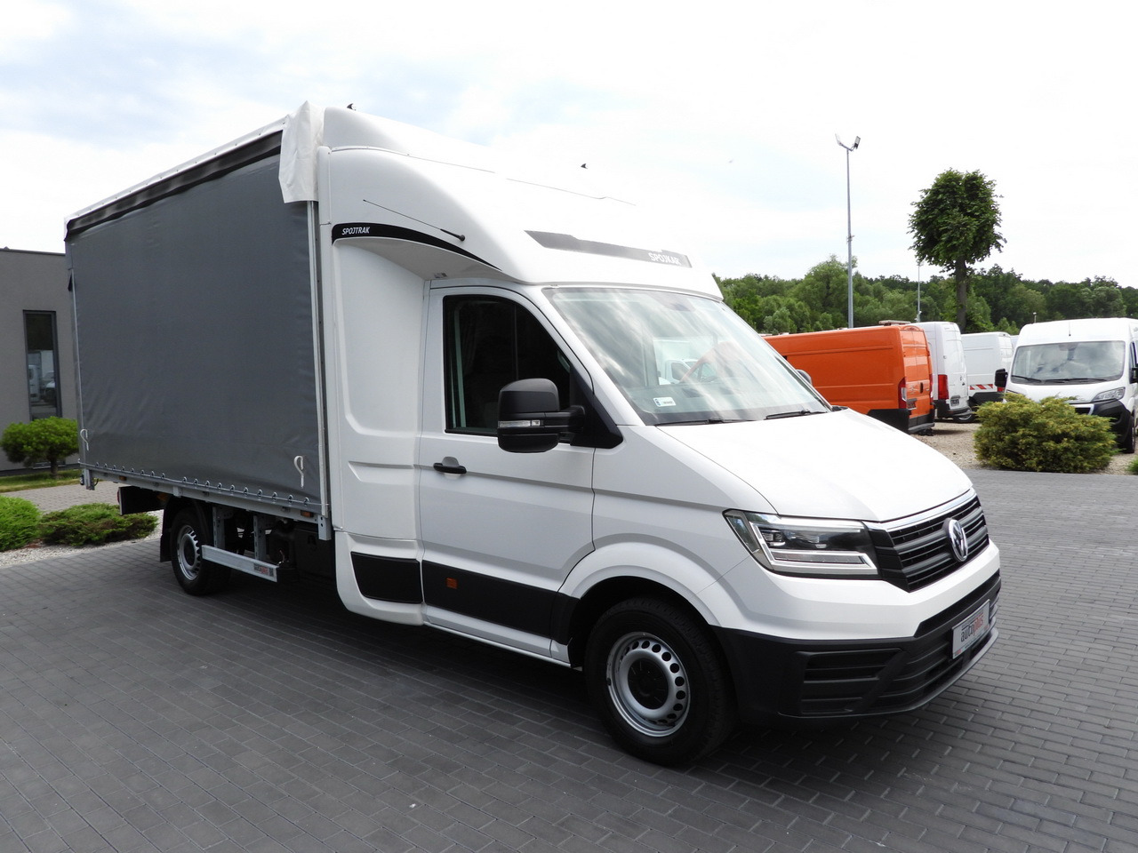 VOLKSWAGEN CRAFTER TARPAULIN 8 PALLETS CRUISE CONTROL LED LIGHTS AIR CONDITIONING 180HP - Комбе со церада: слика 4 VOLKSWAGEN CRAFTER TARPAULIN 8 PALLETS CRUISE CONTROL LED LIGHTS AIR CONDITIONING 180HP - Комбе со церада: слика 4