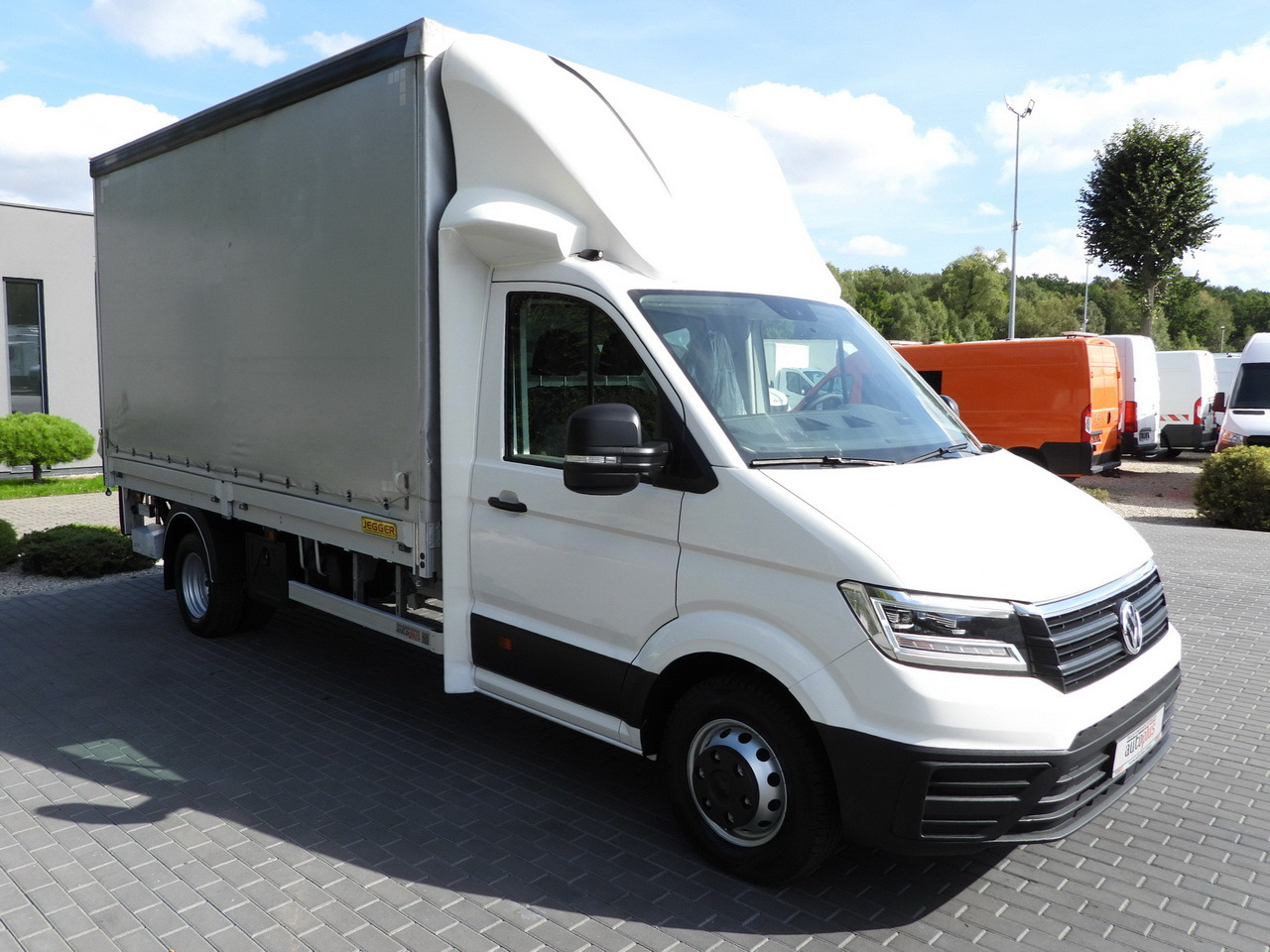 VOLKSWAGEN CRAFTER TARPAULIN LIFT 8 PALLETS CRUISE CONTROL LED LIGHTS TWIN WHEELS AIR CONDITIONING 180HP - Комбе со церада: слика 4 VOLKSWAGEN CRAFTER TARPAULIN LIFT 8 PALLETS CRUISE CONTROL LED LIGHTS TWIN WHEELS AIR CONDITIONING 180HP - Комбе со церада: слика 4