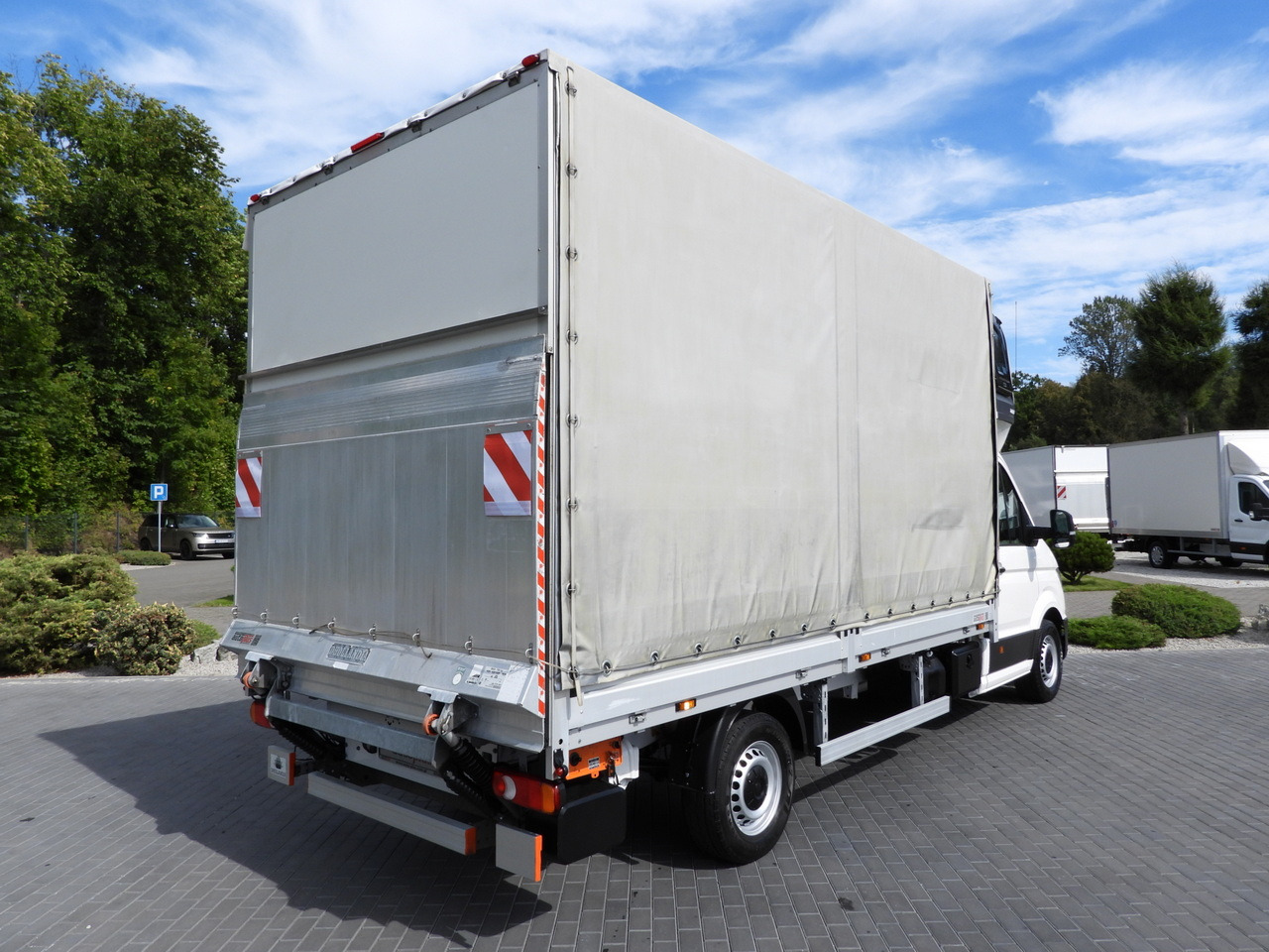 VOLKSWAGEN CRAFTER TARPAULIN LIFT 8 PALLETS WEBASTO CRUISE CONTROL LED LIGHTS AIR CONDITIONING 180HP - Комбе со церада: слика 3 VOLKSWAGEN CRAFTER TARPAULIN LIFT 8 PALLETS WEBASTO CRUISE CONTROL LED LIGHTS AIR CONDITIONING 180HP - Комбе со церада: слика 3