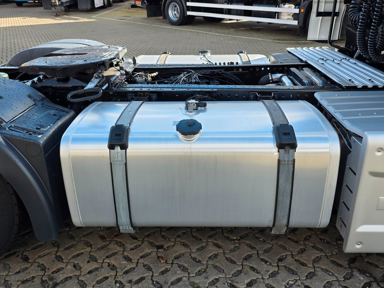 Камион влекач MAN TGX 18.460 4X2 LL-U / Retarder / 2 Tanks: слика 19