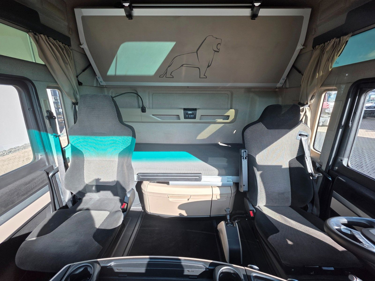 Камион влекач MAN TGX 18.460 4X2 LL-U / Retarder / 2 Tanks: слика 33