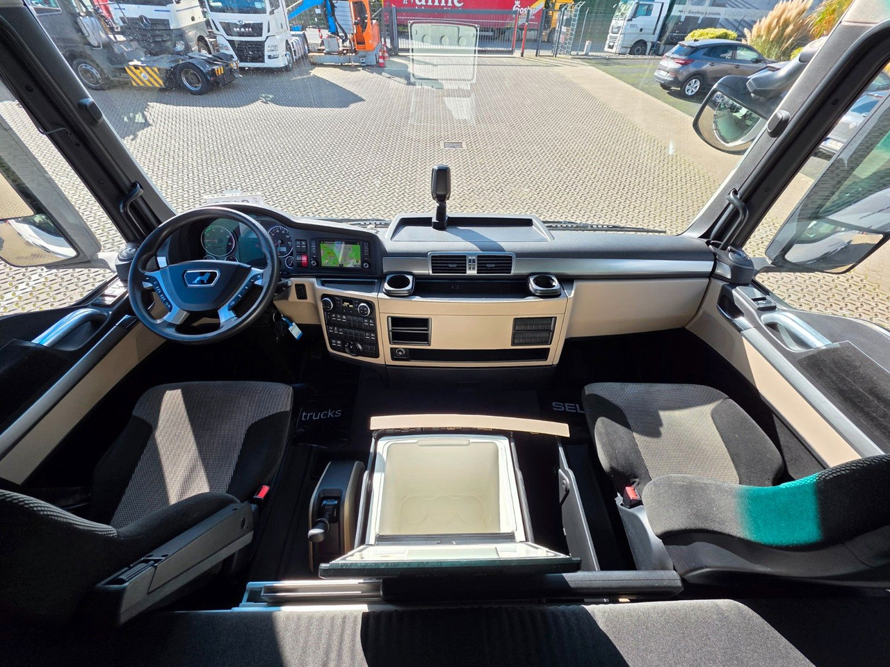 Камион влекач MAN TGX 18.460 4X2 LL-U / Retarder / 2 Tanks: слика 39