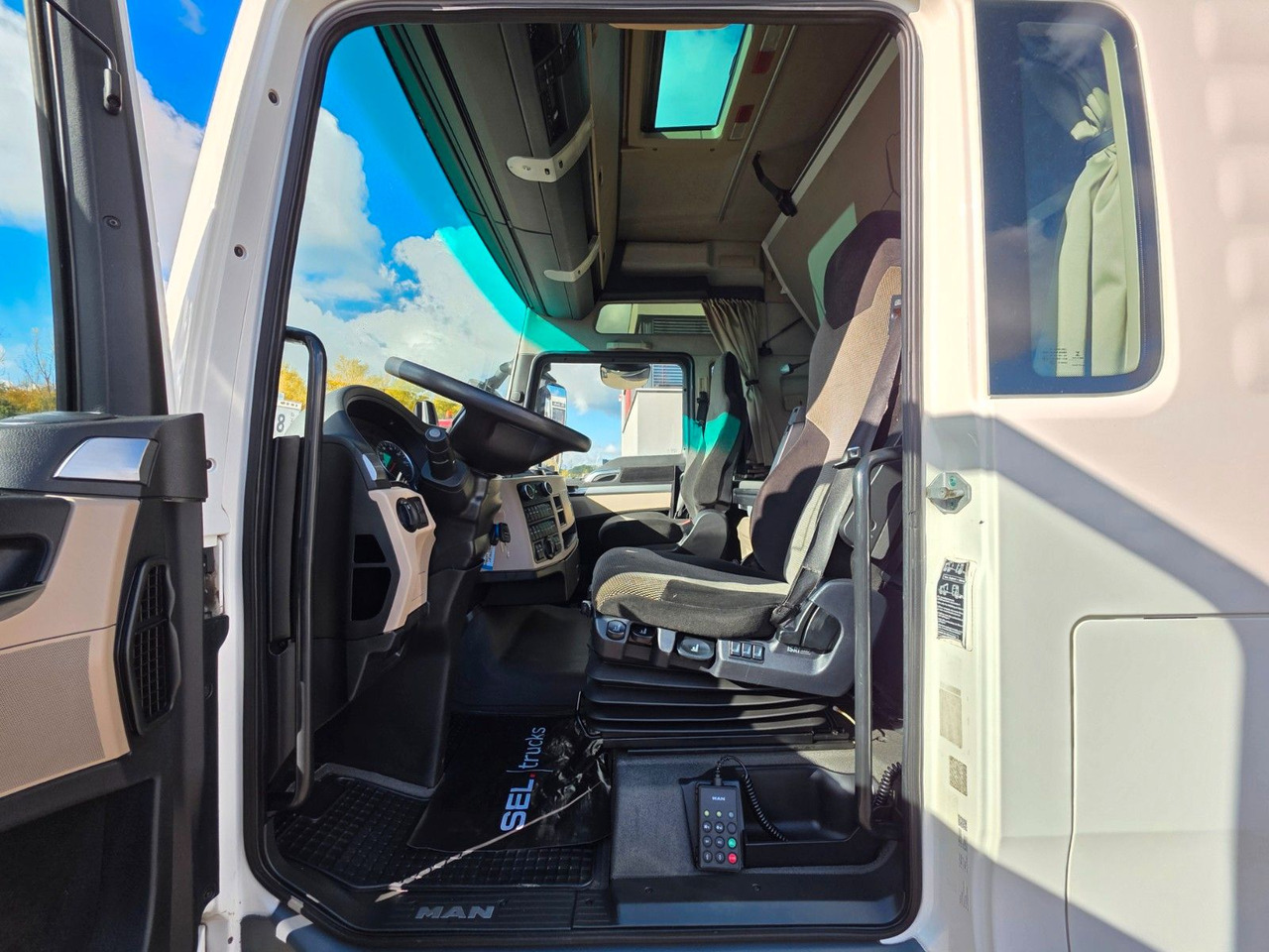 Камион влекач MAN TGX 18.460 4X2 LL-U / Retarder / 2 Tanks: слика 29