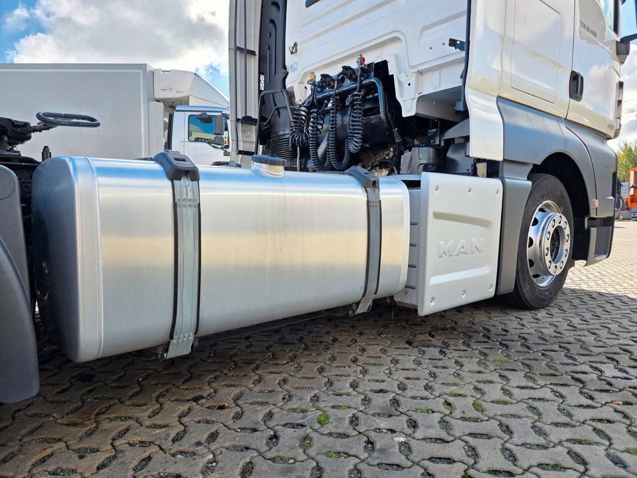 Камион влекач MAN TGX 18.460 4X2 LL-U / Retarder / 2 Tanks: слика 17