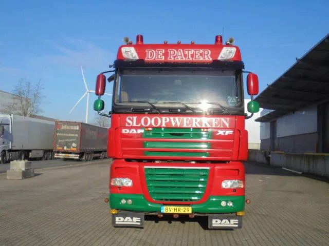 DAF XF 105 410 FAD 8X4 STEEL SUSPENSION - Камион со кука за подигање: слика 3 DAF XF 105 410 FAD 8X4 STEEL SUSPENSION - Камион со кука за подигање: слика 3
