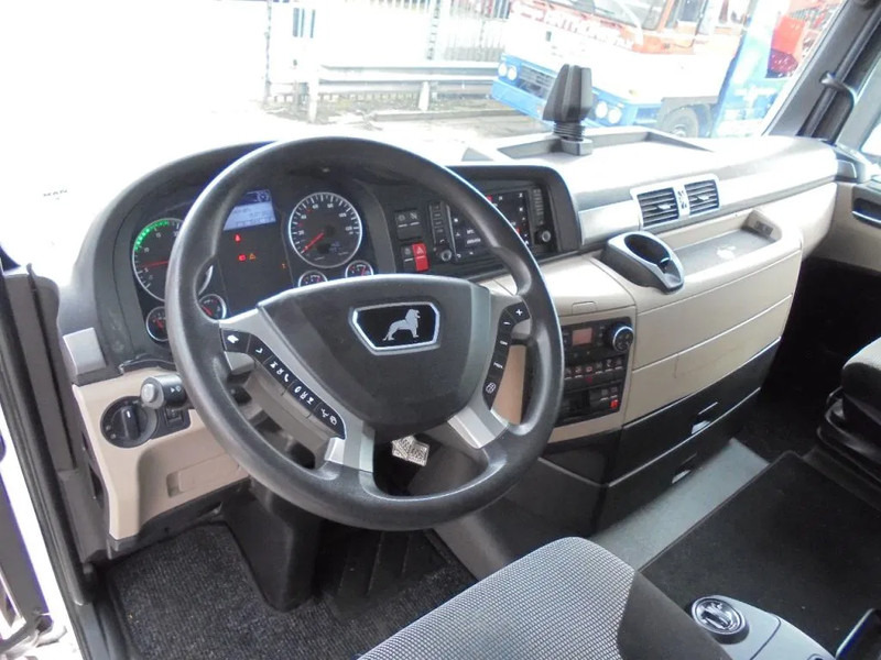 Interior photo 1: Камион влекач MAN TGX 18.420