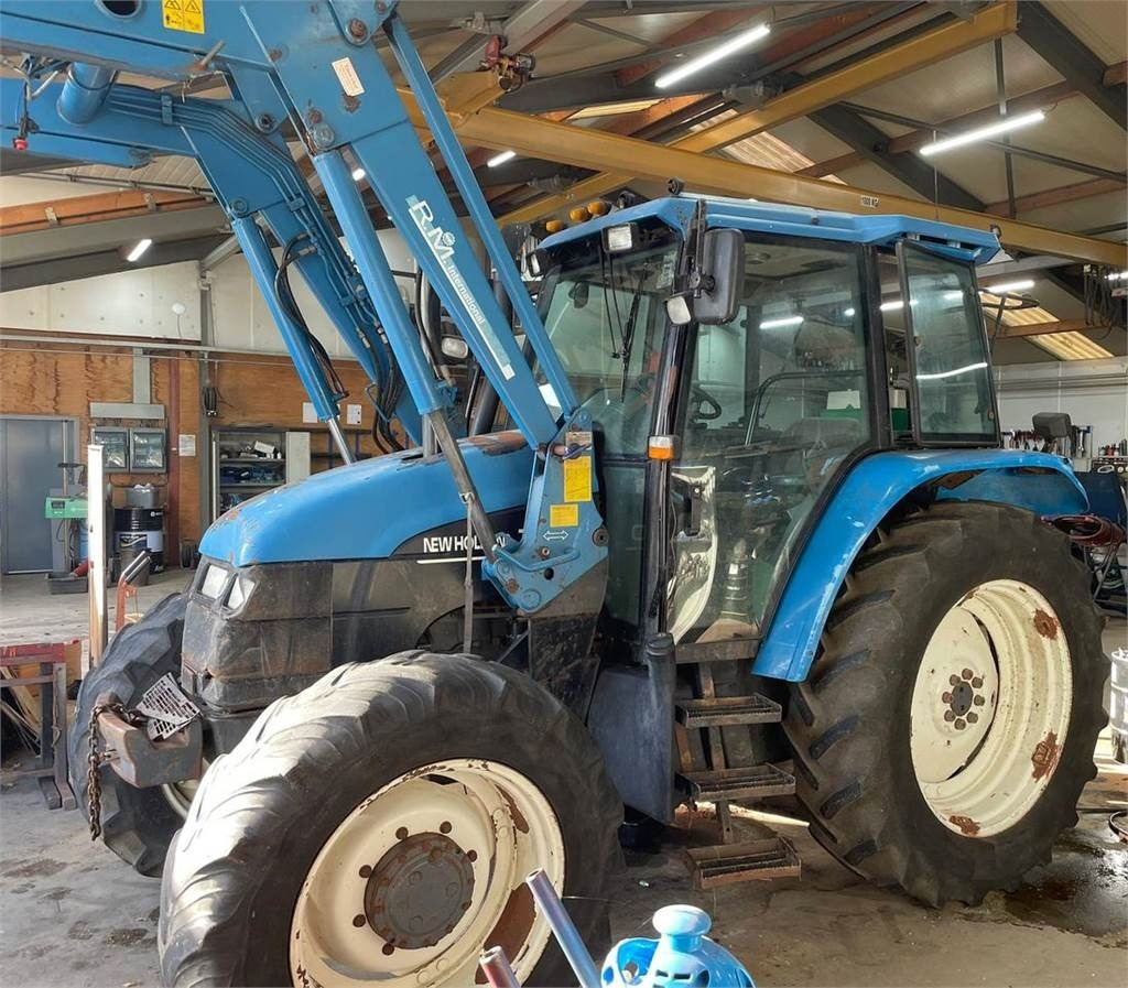 Трактор New Holland TS 90: слика 1