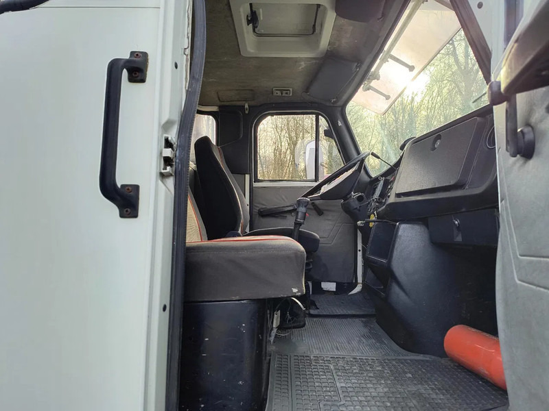 Interior photo 2: Камион со кран Volvo NL12 420 6x4 CRANE 60T/M - VIDEOS AVAILABLE Interior photo 2: Камион со кран Volvo NL12 420 6x4 CRANE 60T/M - VIDEOS AVAILABLE