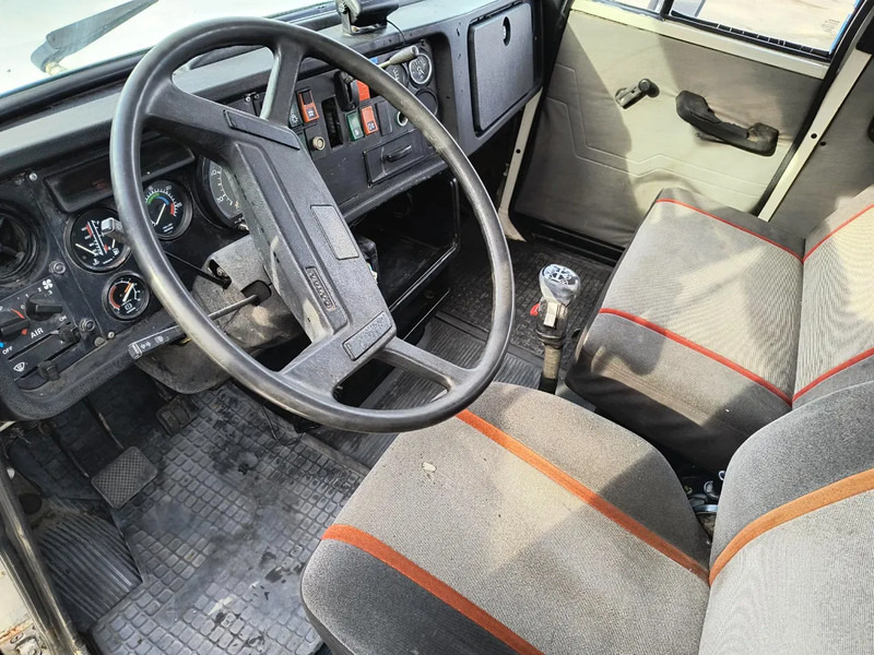 Interior photo 1: Камион со кран Volvo NL12 420 6x4 CRANE 60T/M - VIDEOS AVAILABLE Interior photo 1: Камион со кран Volvo NL12 420 6x4 CRANE 60T/M - VIDEOS AVAILABLE