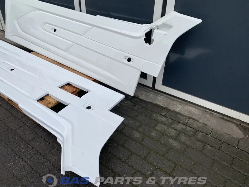 DAF XG Sideskirt Set DAF 2292740 - Каросерија и екстериер за Камион: слика 2 DAF XG Sideskirt Set DAF 2292740 - Каросерија и екстериер за Камион: слика 2