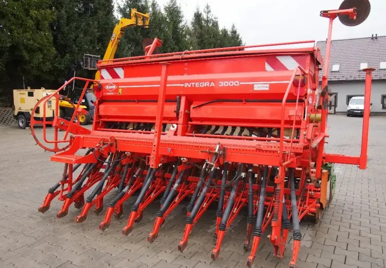 Agregat uprawowo-siewny Kuhn KE303 i INTEGRA 3000 2009 Agrebat uprawowo siewny, brona aktywna AMAZONE i KUHN - Комбајнска семенска дупчалка: слика 4 Agregat uprawowo-siewny Kuhn KE303 i INTEGRA 3000 2009 Agrebat uprawowo siewny, brona aktywna AMAZONE i KUHN - Комбајнска семенска дупчалка: слика 4