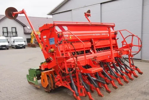Agregat uprawowo-siewny Kuhn KE303 i INTEGRA 3000 2009 Agrebat uprawowo siewny, brona aktywna AMAZONE i KUHN - Комбајнска семенска дупчалка: слика 5 Agregat uprawowo-siewny Kuhn KE303 i INTEGRA 3000 2009 Agrebat uprawowo siewny, brona aktywna AMAZONE i KUHN - Комбајнска семенска дупчалка: слика 5