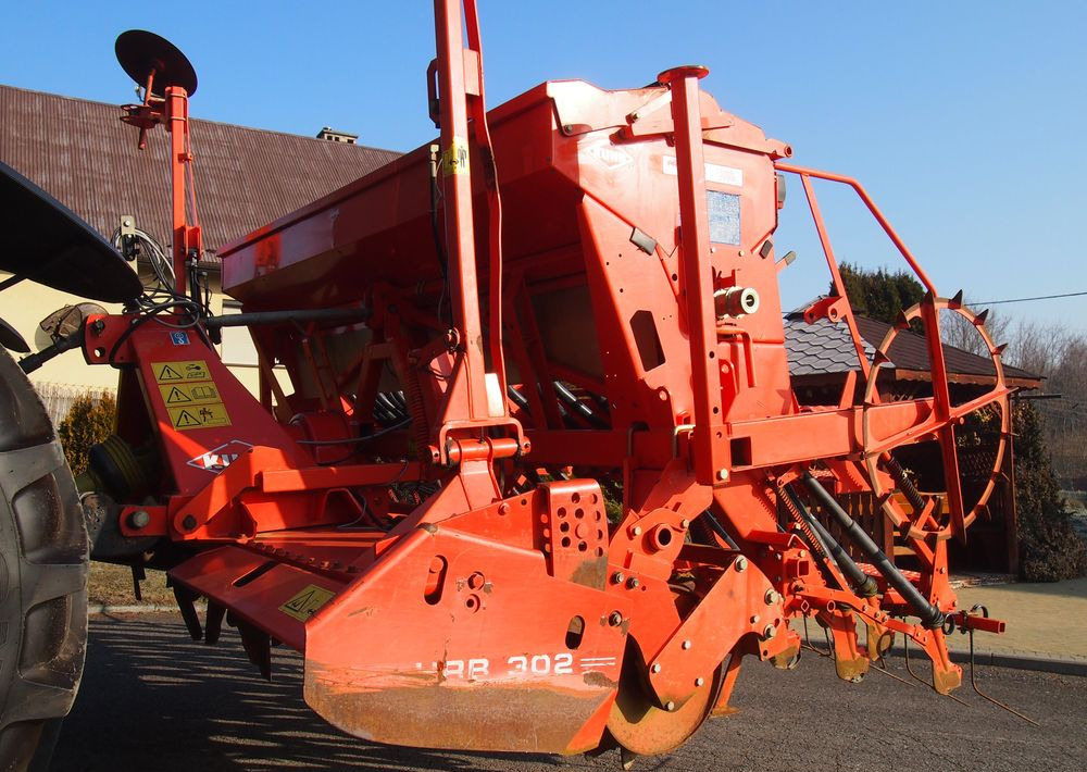 Agregat uprawowo-siewny Kuhn Kuhn HRB302D I INTEGRA 3000 2002 Brona wirowa + siewnik KUHN agregat uprawowo-siewny 3m - Комбајнска семенска дупчалка: слика 1 Agregat uprawowo-siewny Kuhn Kuhn HRB302D I INTEGRA 3000 2002 Brona wirowa + siewnik KUHN agregat uprawowo-siewny 3m - Комбајнска семенска дупчалка: слика 1