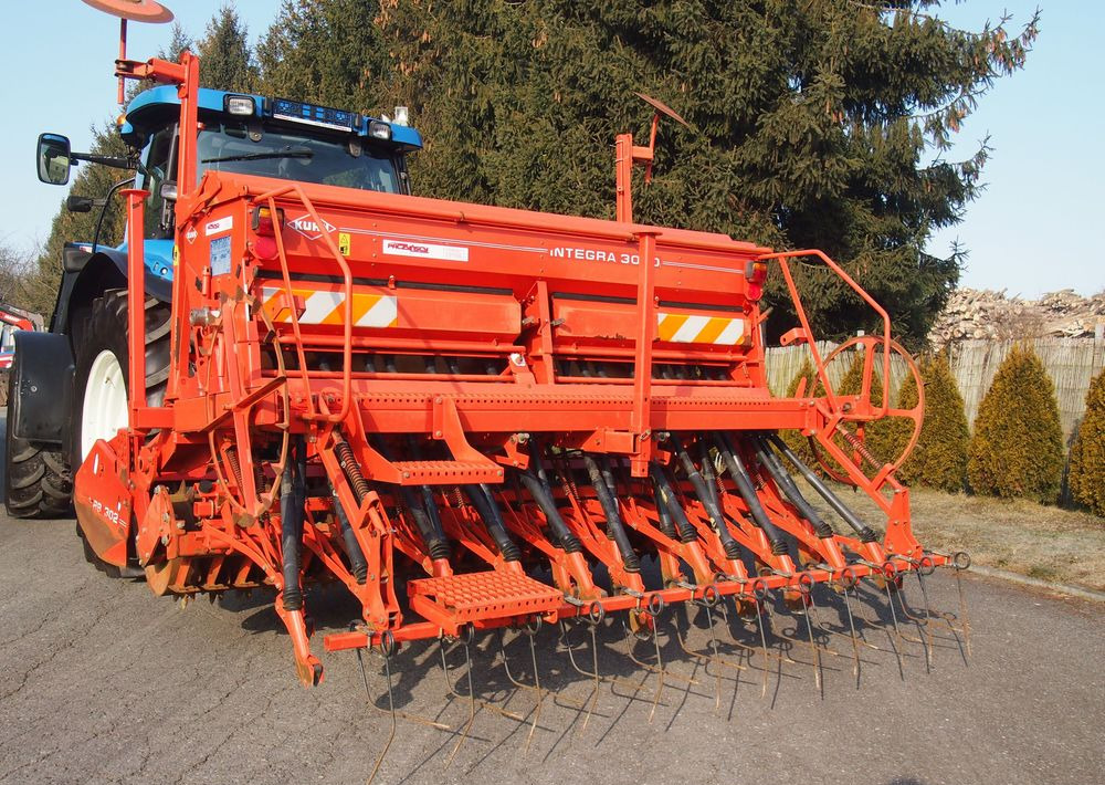 Agregat uprawowo-siewny Kuhn Kuhn HRB302D I INTEGRA 3000 2002 Brona wirowa + siewnik KUHN agregat uprawowo-siewny 3m - Комбајнска семенска дупчалка: слика 2 Agregat uprawowo-siewny Kuhn Kuhn HRB302D I INTEGRA 3000 2002 Brona wirowa + siewnik KUHN agregat uprawowo-siewny 3m - Комбајнска семенска дупчалка: слика 2