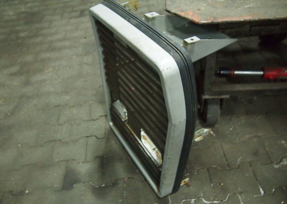 Części do Ciągnika Massey Ferguson MF 3000, 6000 Przedni grill maskę do Massey Ferguson serii 3000, 3100.
z lampami - Решетка за Земјоделска машина: слика 2 Części do Ciągnika Massey Ferguson MF 3000, 6000 Przedni grill maskę do Massey Ferguson serii 3000, 3100.
z lampami - Решетка за Земјоделска машина: слика 2