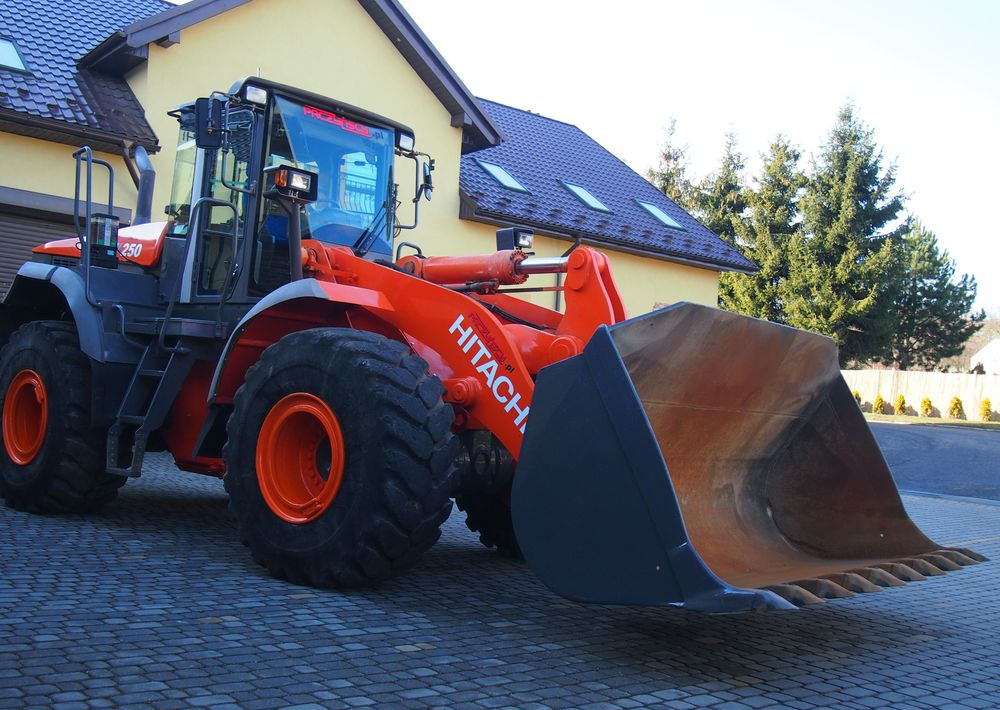 Ładowarka Hitachi ZW250 2010 Ładowarka Hitachi Waga, Centralne smarowanie - Натоварувач на тркала: слика 1 Ładowarka Hitachi ZW250 2010 Ładowarka Hitachi Waga, Centralne smarowanie - Натоварувач на тркала: слика 1