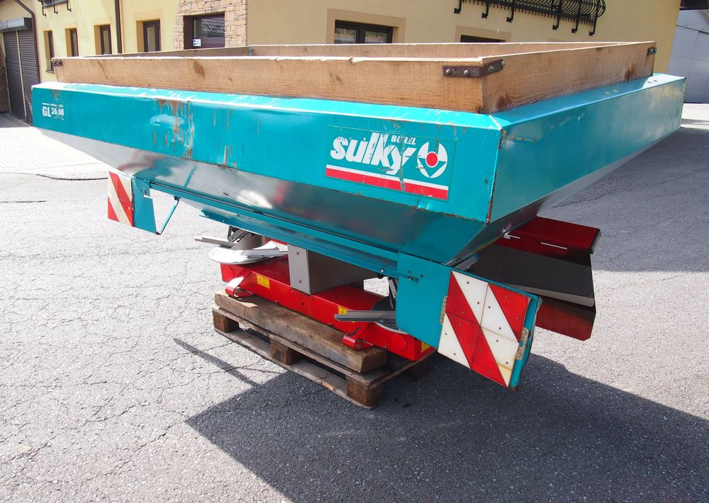 Rozsiewacz nawozów Sulky DPX GL 2000 18-24m Rozsiewacz nawozów Sulky - Распрскувач на вештачко ѓубриво: слика 2 Rozsiewacz nawozów Sulky DPX GL 2000 18-24m Rozsiewacz nawozów Sulky - Распрскувач на вештачко ѓубриво: слика 2