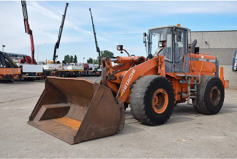 Hitachi LX 210E- stock id 59 - Натоварувач на тркала: слика 1 Hitachi LX 210E- stock id 59 - Натоварувач на тркала: слика 1