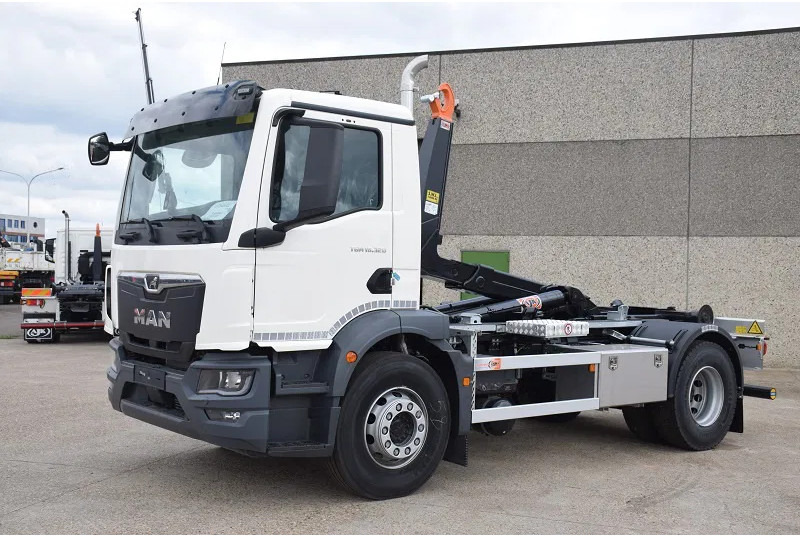MAN TGM 18.320 - Камион со кука за подигање: слика 2 MAN TGM 18.320 - Камион со кука за подигање: слика 2