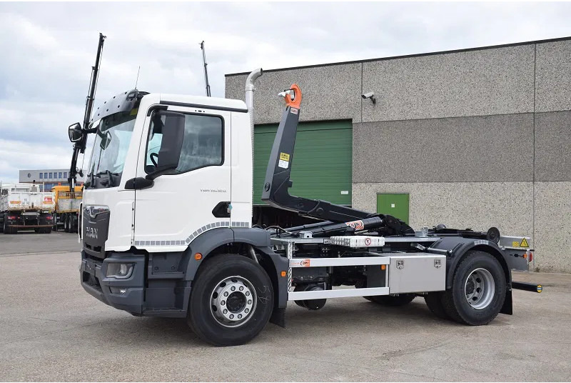 MAN TGM 18.320 - Камион со кука за подигање: слика 3 MAN TGM 18.320 - Камион со кука за подигање: слика 3