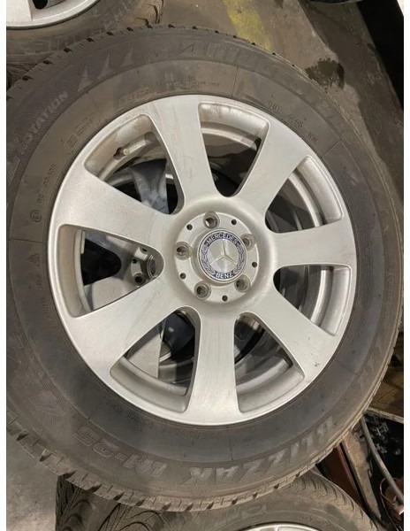 Bridgestone *Mercedes velgen 17 inch met Bridgestone banden*235/60 R17 - Гуми и бандажи за Автомобил: слика 2 Bridgestone *Mercedes velgen 17 inch met Bridgestone banden*235/60 R17 - Гуми и бандажи за Автомобил: слика 2
