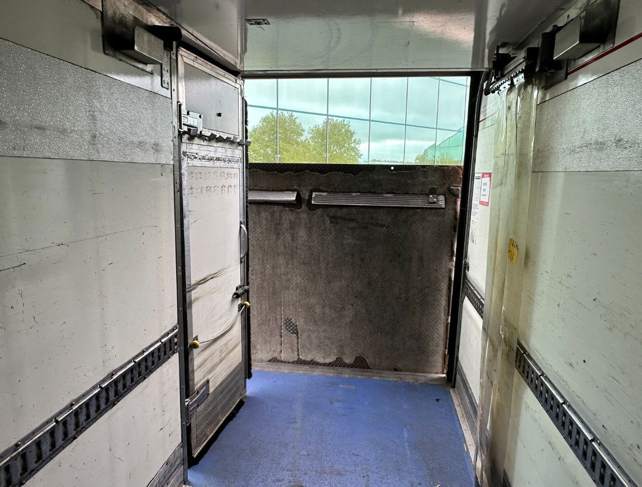 Полуприколка ладилник Gray and Adams City Trailer Carrier Vector 1850 MT TRI-Temp Tail Lift Side Door Steering Axle 3 Pieces Available: слика 21