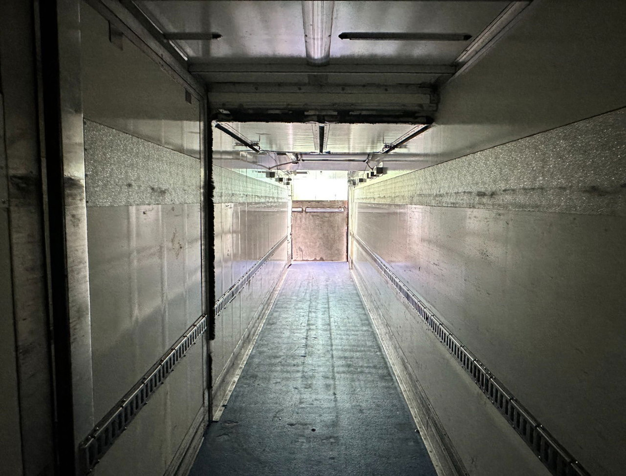 Полуприколка ладилник Gray and Adams City Trailer Carrier Vector 1850 MT TRI-Temp Tail Lift Side Door Steering Axle 3 Pieces Available: слика 20