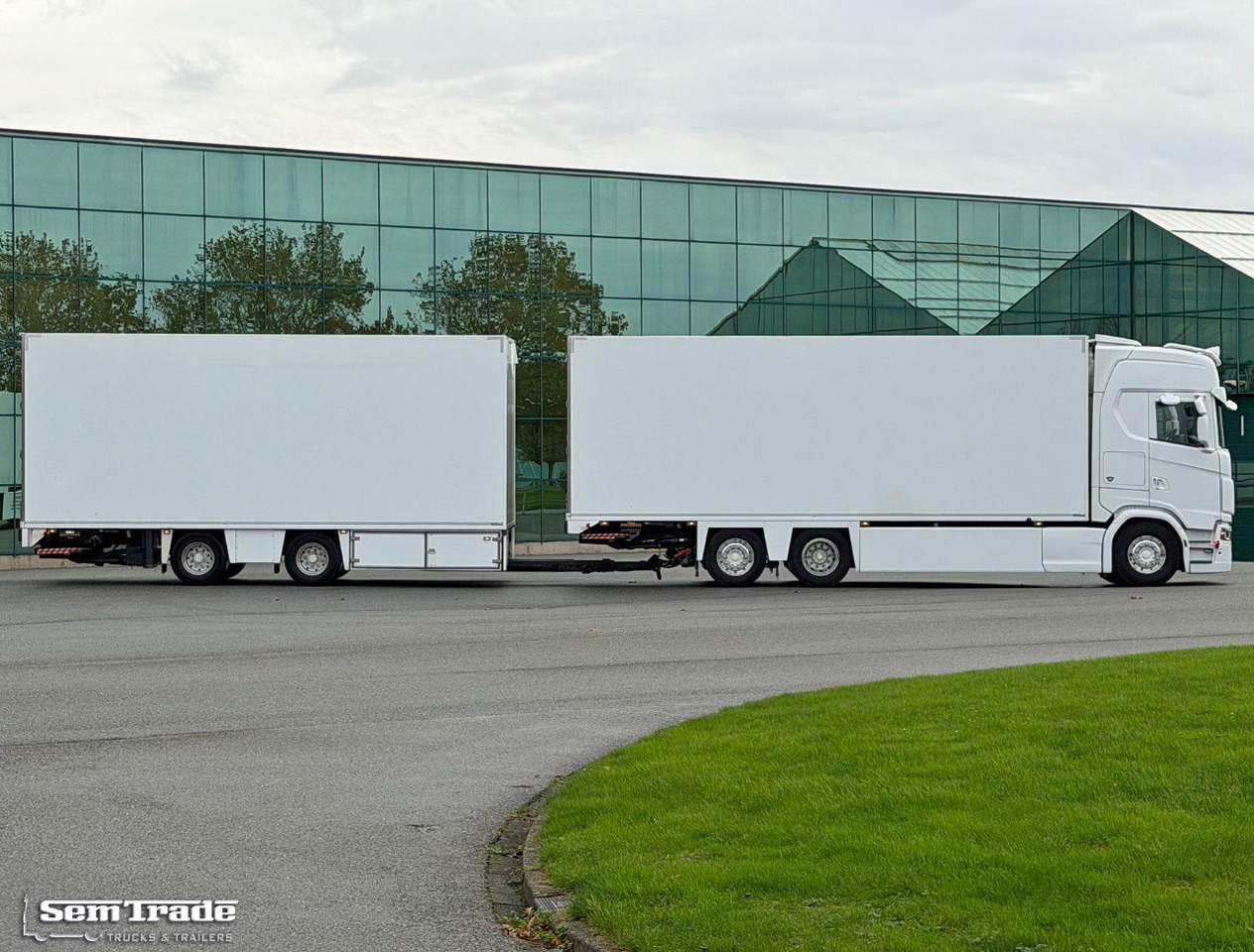 Scania S660 V8 Retarder Full Options 50CC VAN Beurden Boxes 2x Lift Super Condition - Камион ладилник: слика 5 Scania S660 V8 Retarder Full Options 50CC VAN Beurden Boxes 2x Lift Super Condition - Камион ладилник: слика 5