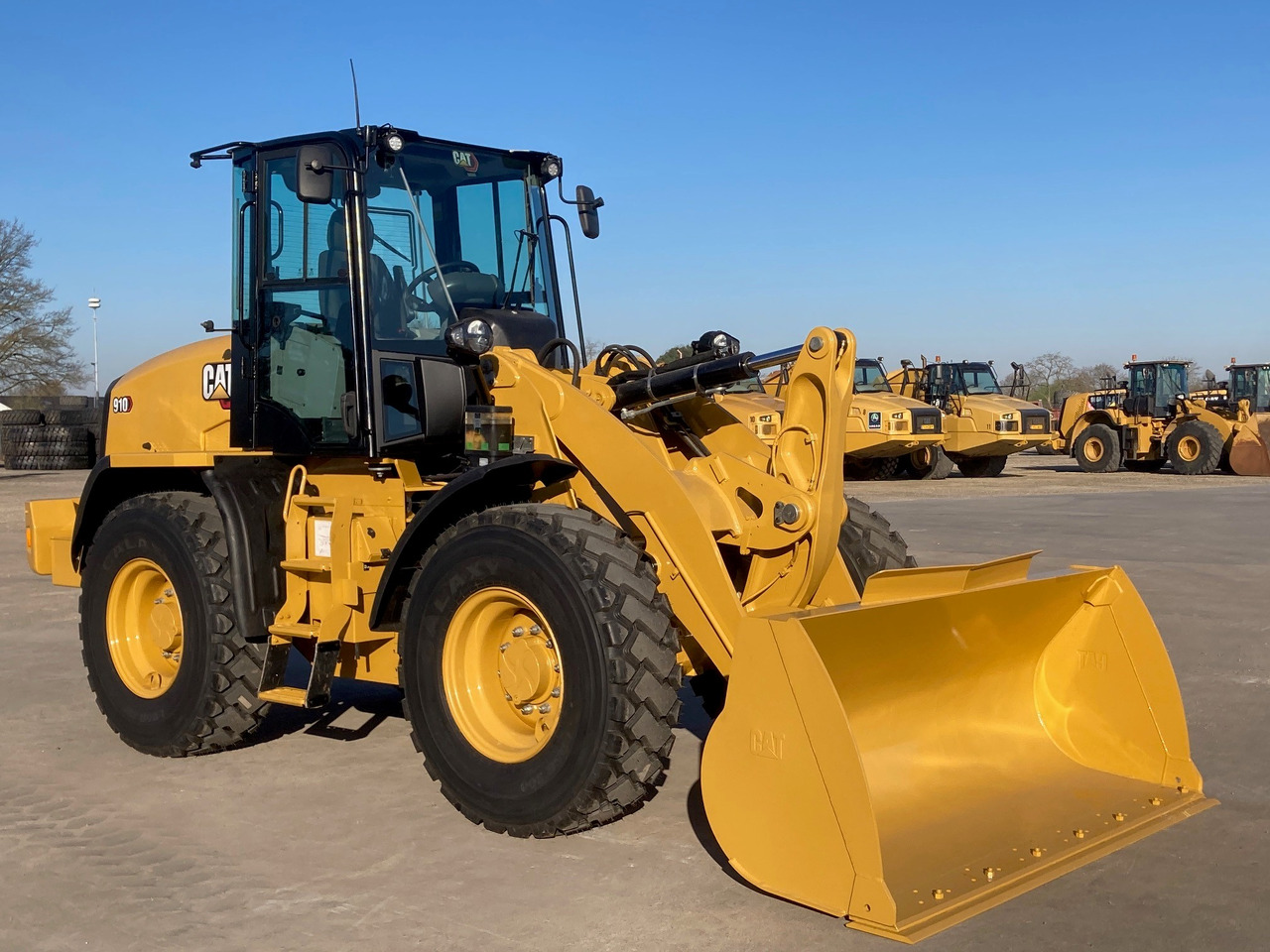 CATERPILLAR 910 - Натоварувач на тркала: слика 4 CATERPILLAR 910 - Натоварувач на тркала: слика 4