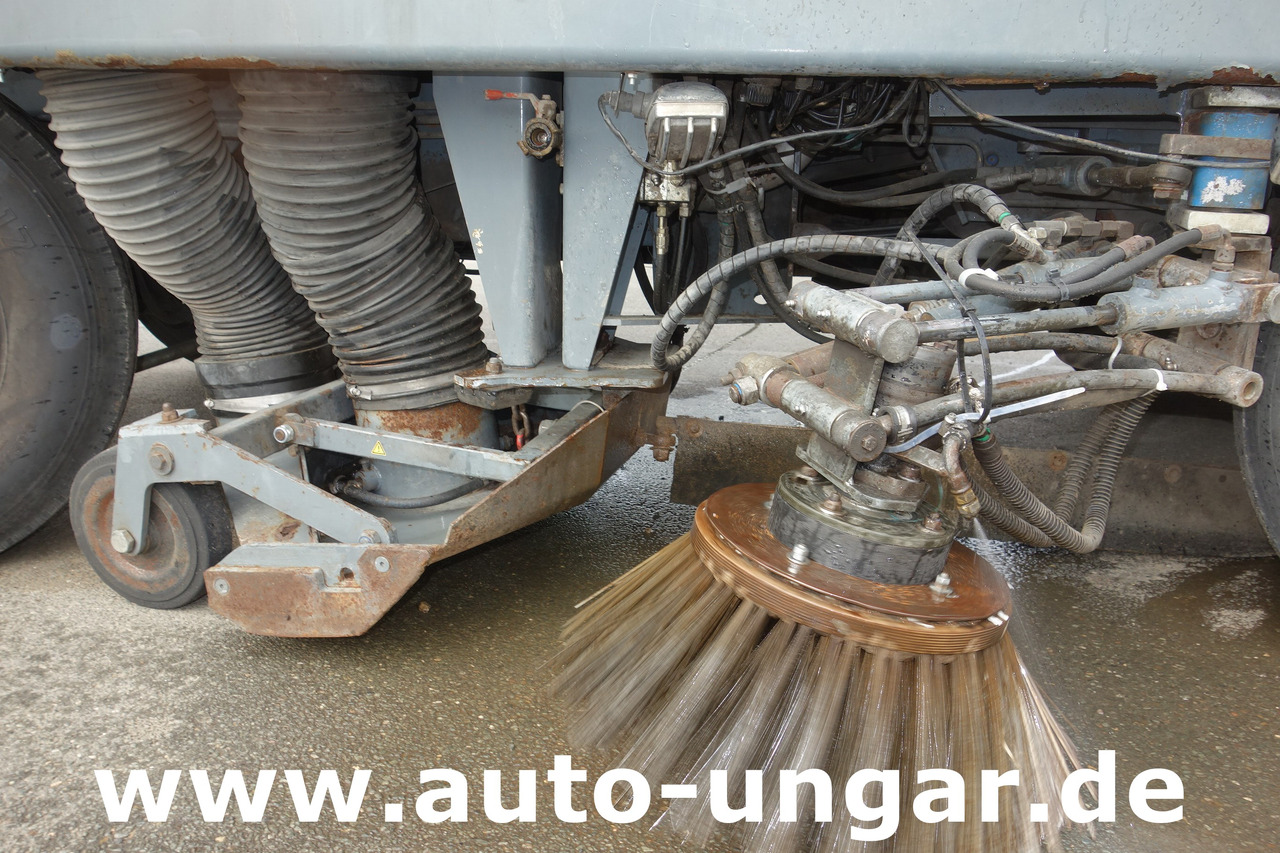 Aebi MFH 5000 Kehrmaschine Baujahr 2004 4-Rad Lenkung Wildkrautbesen - Возило за метење: слика 5 Aebi MFH 5000 Kehrmaschine Baujahr 2004 4-Rad Lenkung Wildkrautbesen - Возило за метење: слика 5