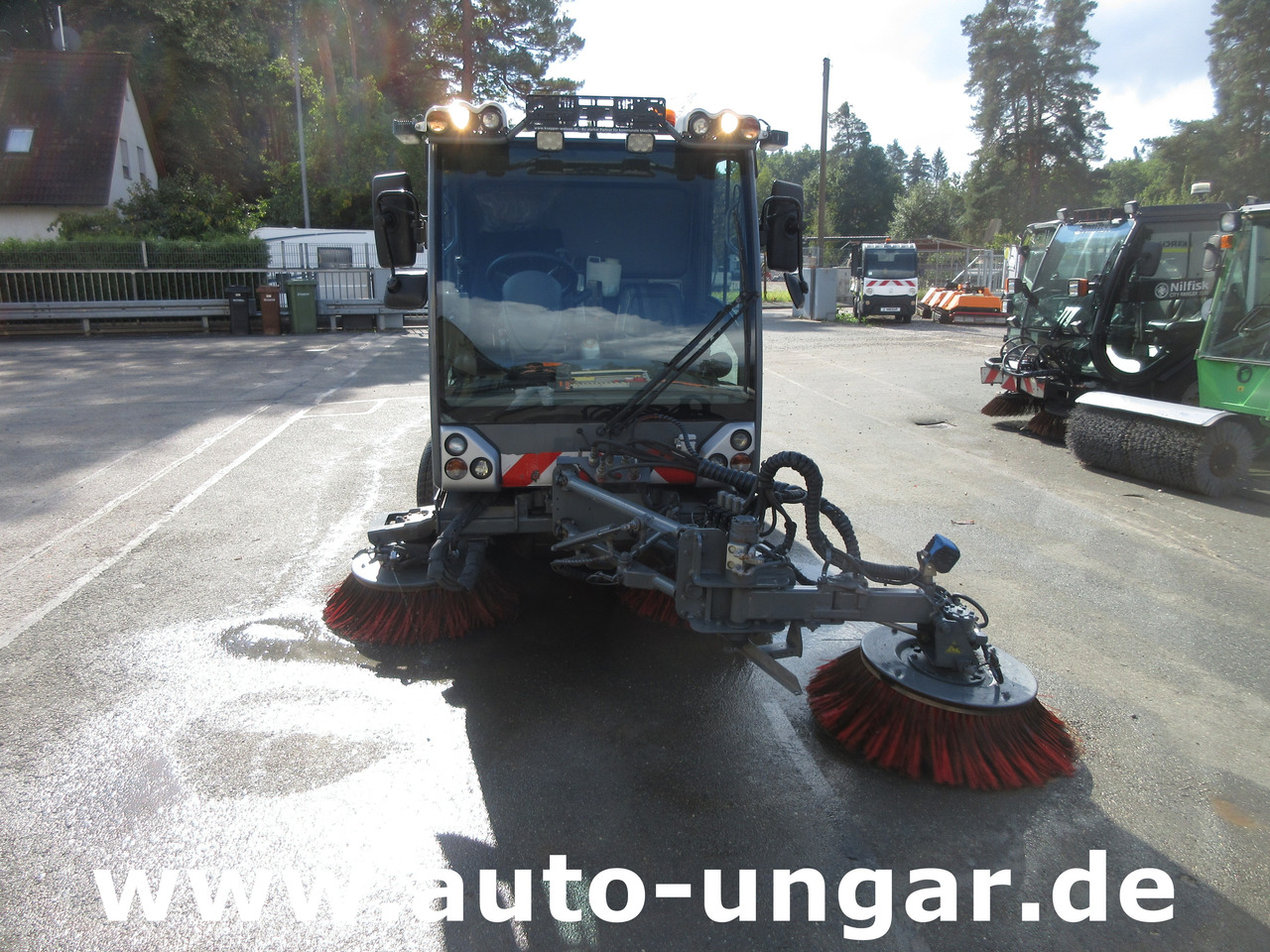 Boschung S3 Kehrmaschine urban sweeper Wildkrautbesen Allradlenkung - Возило за метење: слика 4 Boschung S3 Kehrmaschine urban sweeper Wildkrautbesen Allradlenkung - Возило за метење: слика 4