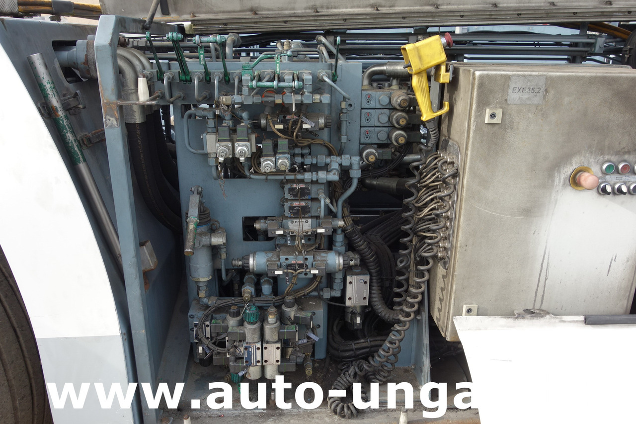 Возило за push back Goldhofer AST-1X 1360 Allradlenkung 6x6 towbarless Pushback Airbus A380 Deutz TCD 2015 V08 - 1.360PS: слика 15 Возило за push back Goldhofer AST-1X 1360 Allradlenkung 6x6 towbarless Pushback Airbus A380 Deutz TCD 2015 V08 - 1.360PS: слика 15