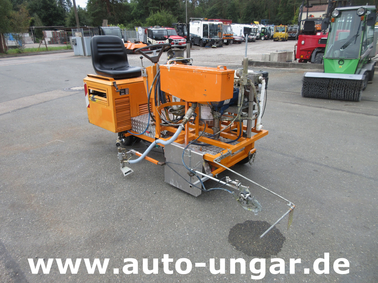 Graco LineLazer II 5900 auf Zindel VarioZet Linedriver Perlstreuer + Airless-Farb-Spritze Hofmann - Машина за асфалт: слика 1 Graco LineLazer II 5900 auf Zindel VarioZet Linedriver Perlstreuer + Airless-Farb-Spritze Hofmann - Машина за асфалт: слика 1