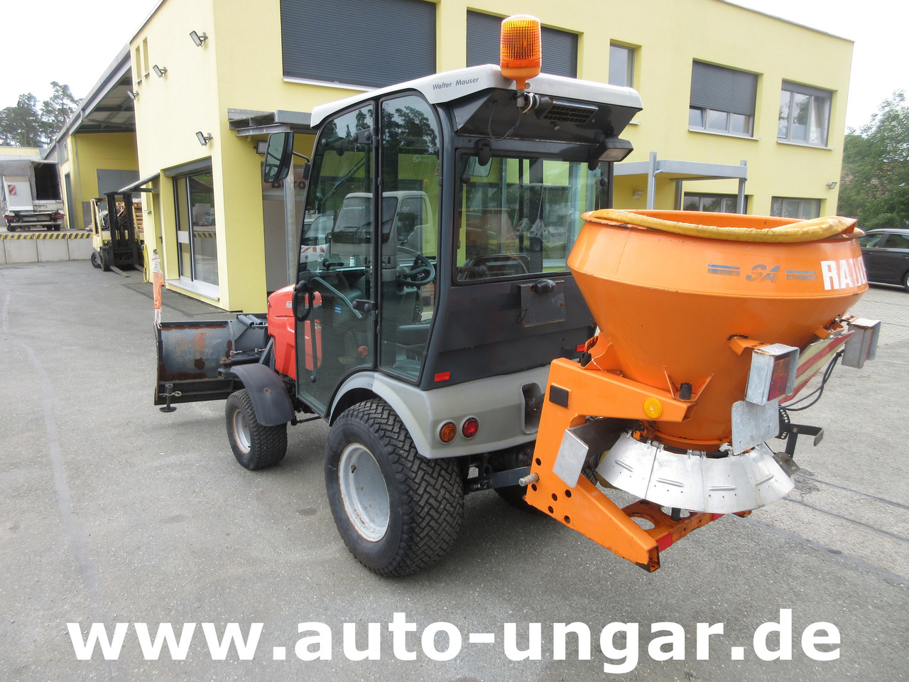 HAKO Hakotrac 2650 DA Winterdienst Schneepflug & Streuer 4x4 Zapfwelle Hydraulik - Општински трактор: слика 5 HAKO Hakotrac 2650 DA Winterdienst Schneepflug & Streuer 4x4 Zapfwelle Hydraulik - Општински трактор: слика 5